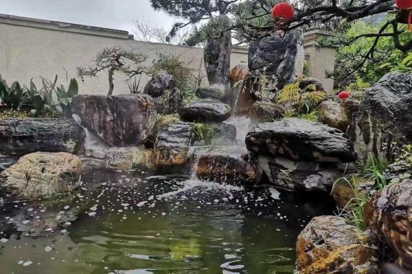 房子前面装假山喷泉风水